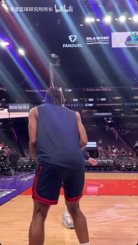 机器人级别的静态身体！近距离看小卡的赛前热身！